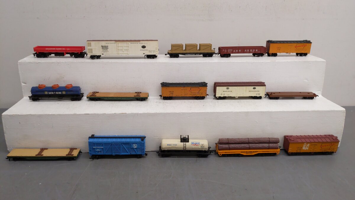 HO Scale Assorted Freight Cars [15] EX