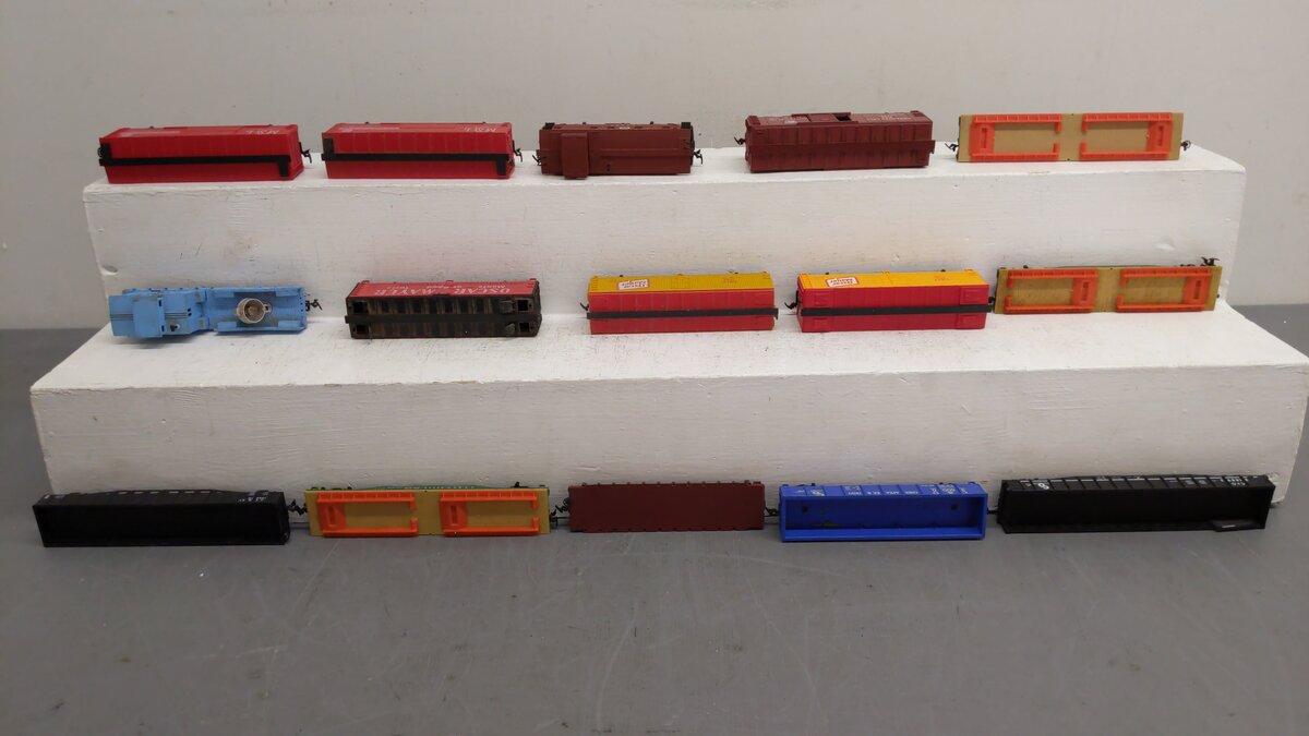 HO Scale Assorted Freight Cars [15] VG