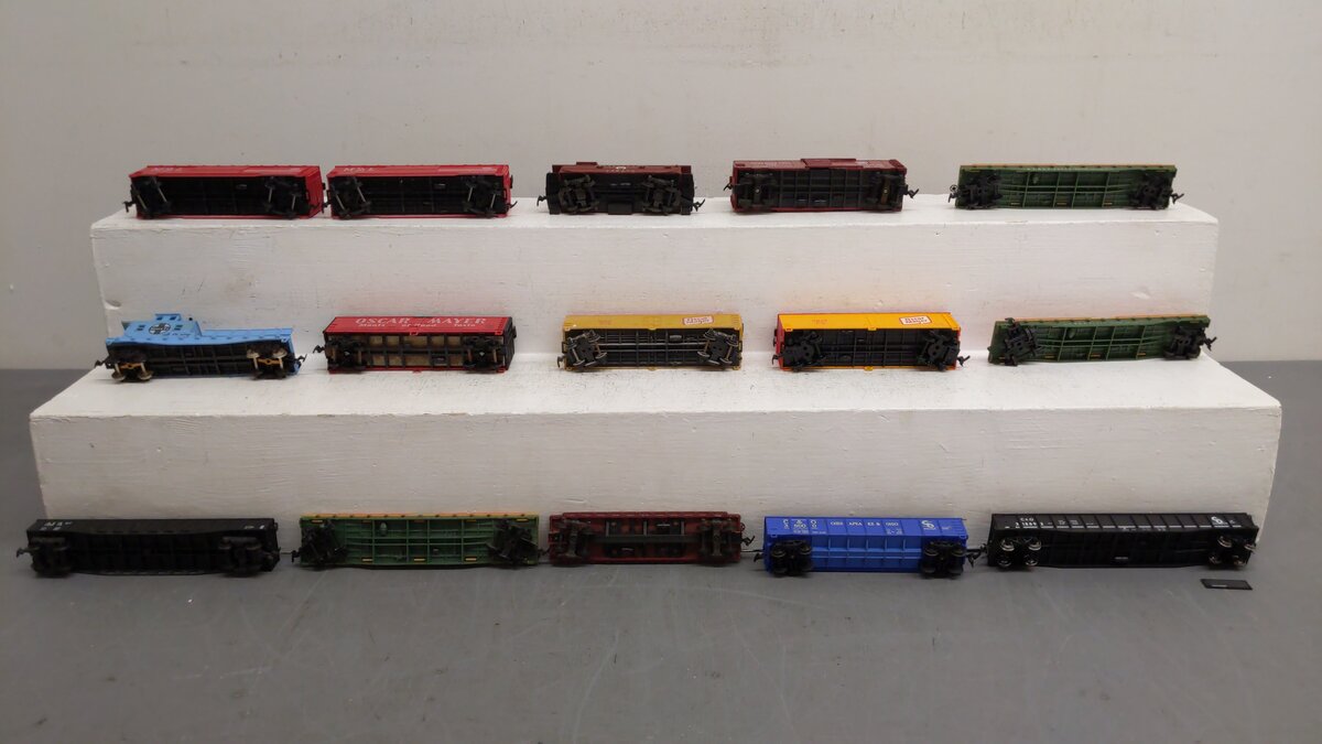 HO Scale Assorted Freight Cars [15] VG