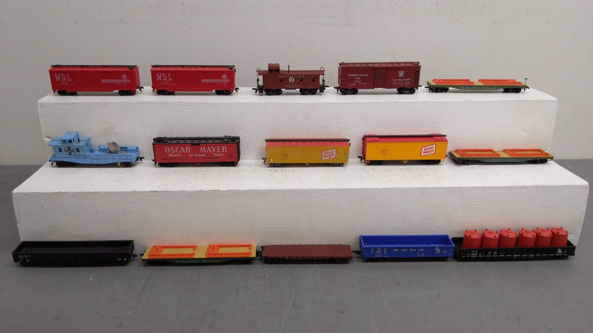 HO Scale Assorted Freight Cars [15] VG