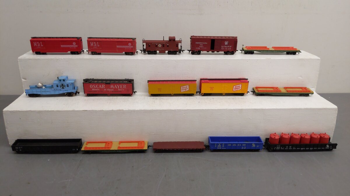 HO Scale Assorted Freight Cars [15] VG
