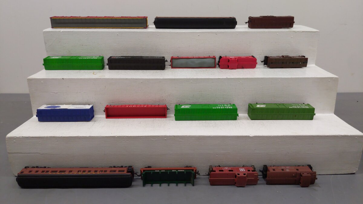 HO Scale Assorted Freight Cars [16] VG