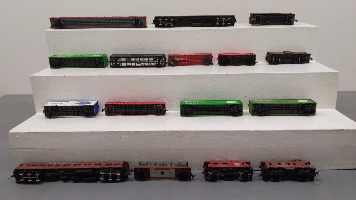 HO Scale Assorted Freight Cars [16] VG