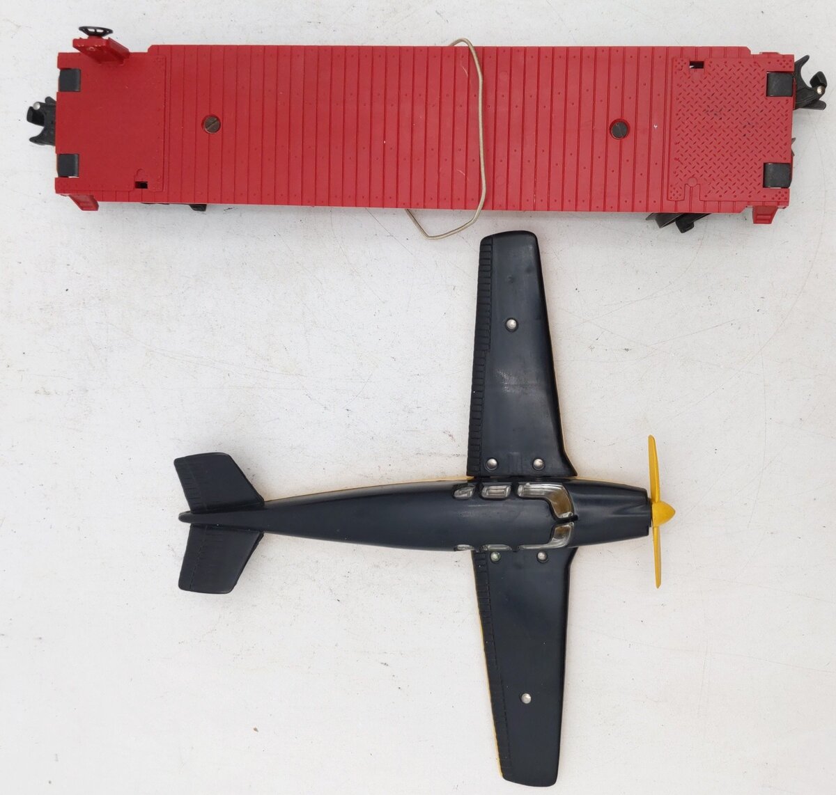 Lionel 6800 Vintage O Flatcar with Black over Yellow Airplane VG