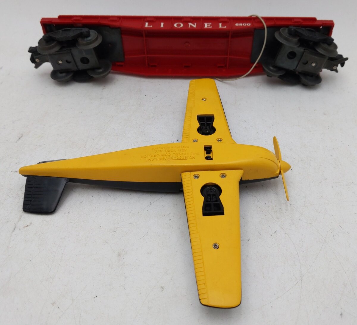 Lionel 6800 Vintage O Flatcar with Black over Yellow Airplane VG