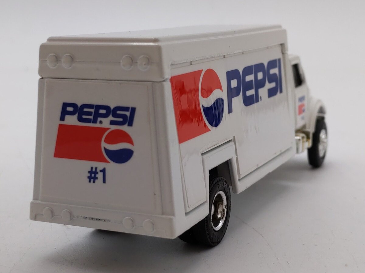 ERTL 7697 1:64 Scale Pepsi Beverage Truck NIB