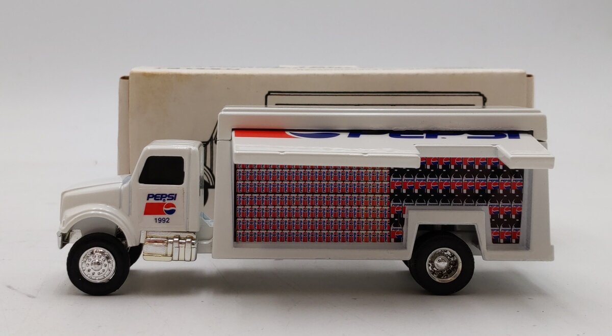 ERTL 7697 1:64 Scale Pepsi Beverage Truck NIB