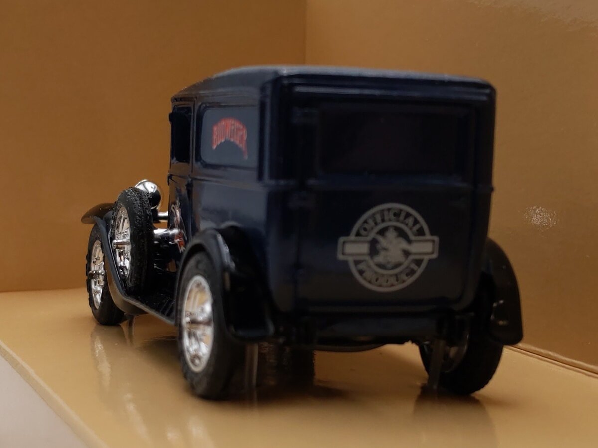 Ertl 9836 1:43 Diecast Anheuser Busch Budweiser Truck LN/Box