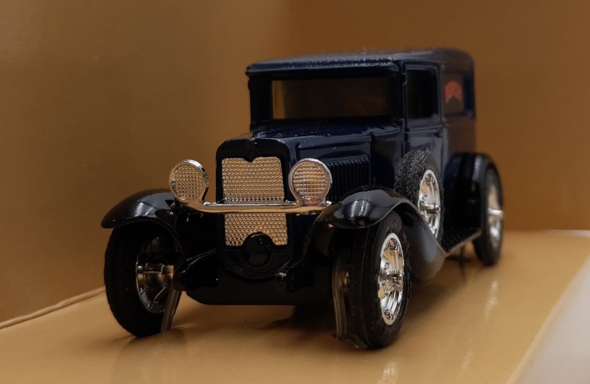 Ertl 9836 1:43 Diecast Anheuser Busch Budweiser Truck LN/Box