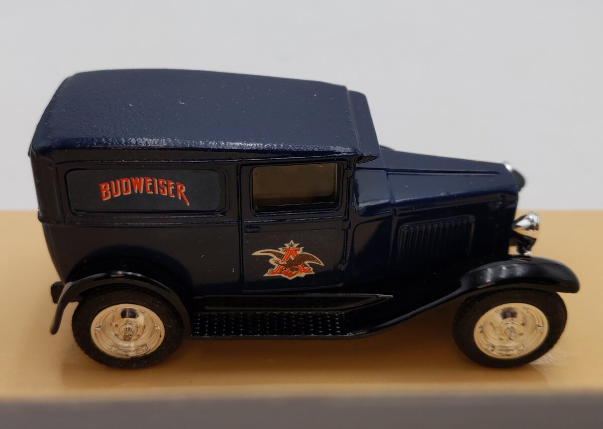 Ertl 9836 1:43 Diecast Anheuser Busch Budweiser Truck LN/Box
