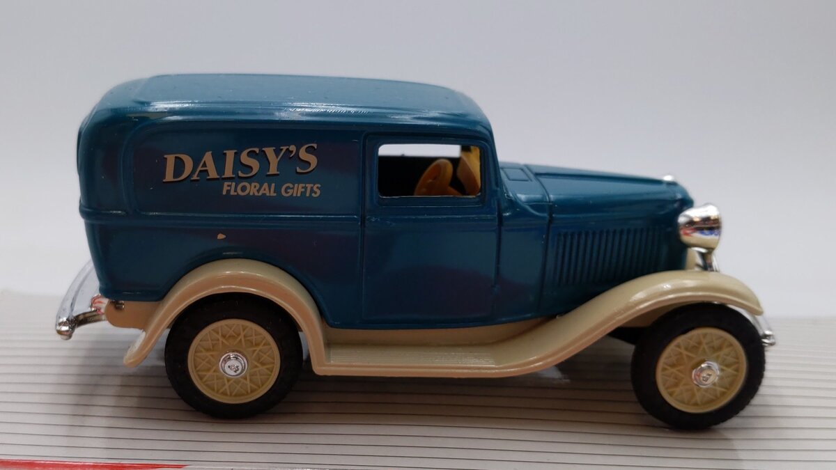 Ertl 2504 1:43 Daisy's Floral Gifts 1932 Ford Panel Truck Die Cast NIB