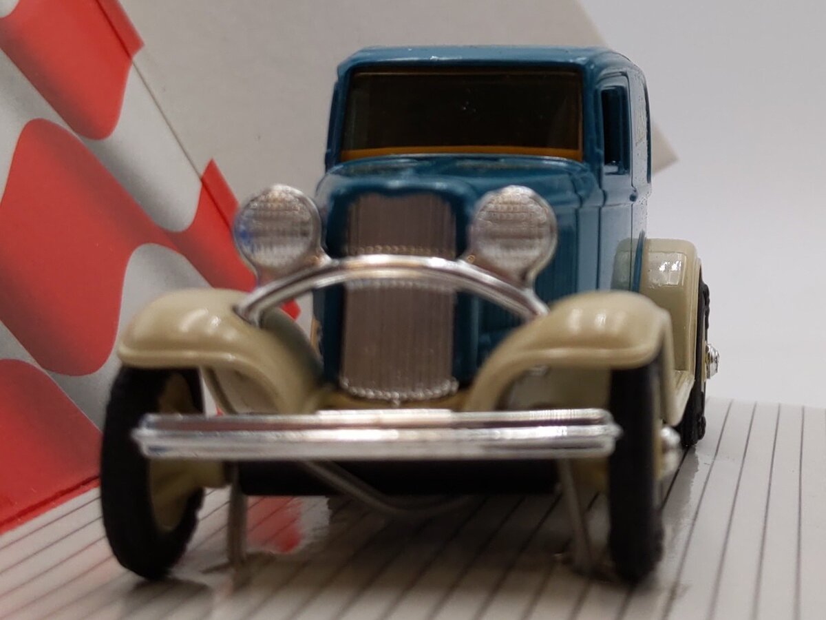 Ertl 2504 1:43 Daisy's Floral Gifts 1932 Ford Panel Truck Die Cast NIB