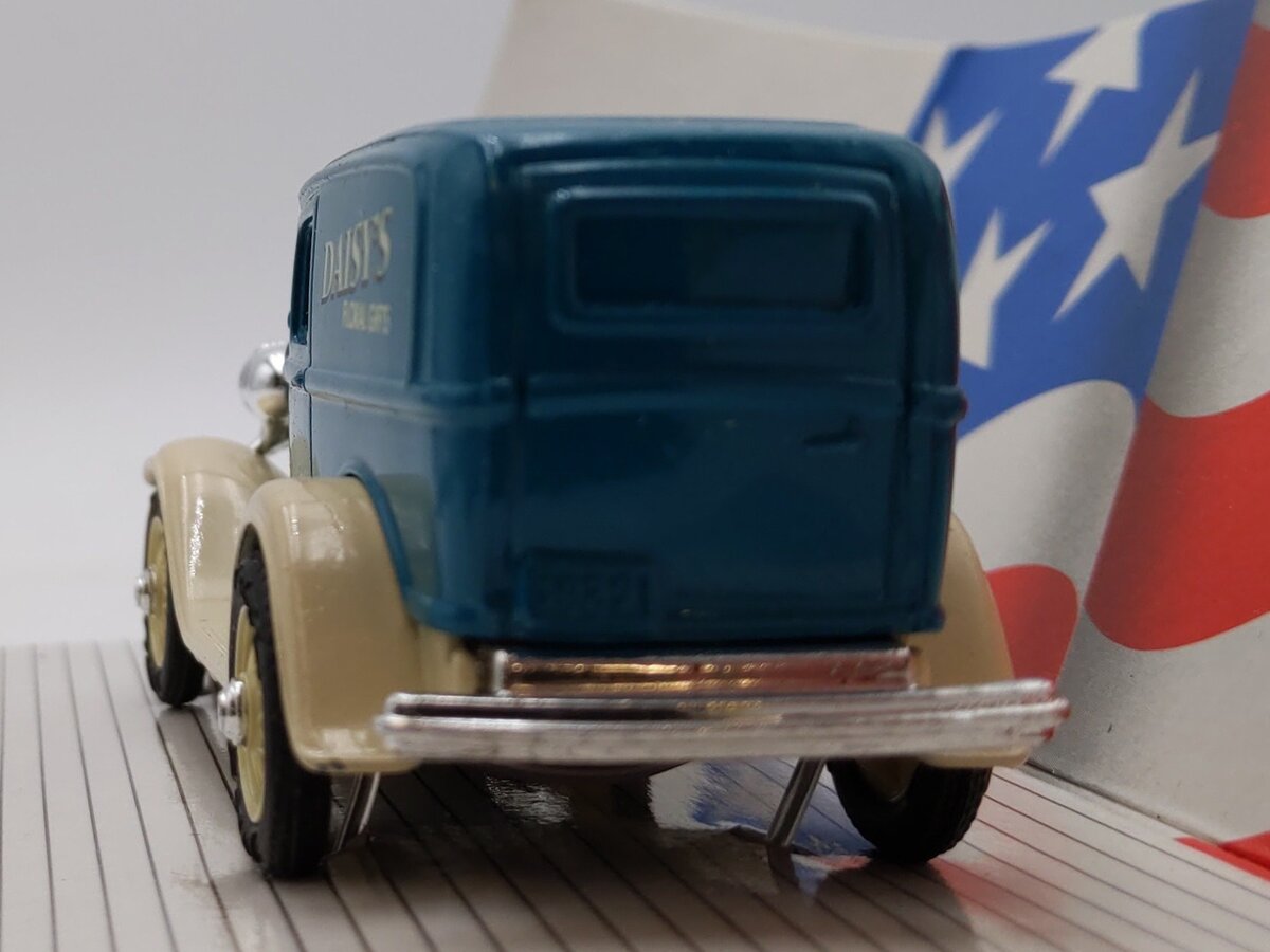 Ertl 2504 1:43 Daisy's Floral Gifts 1932 Ford Panel Truck Die Cast NIB