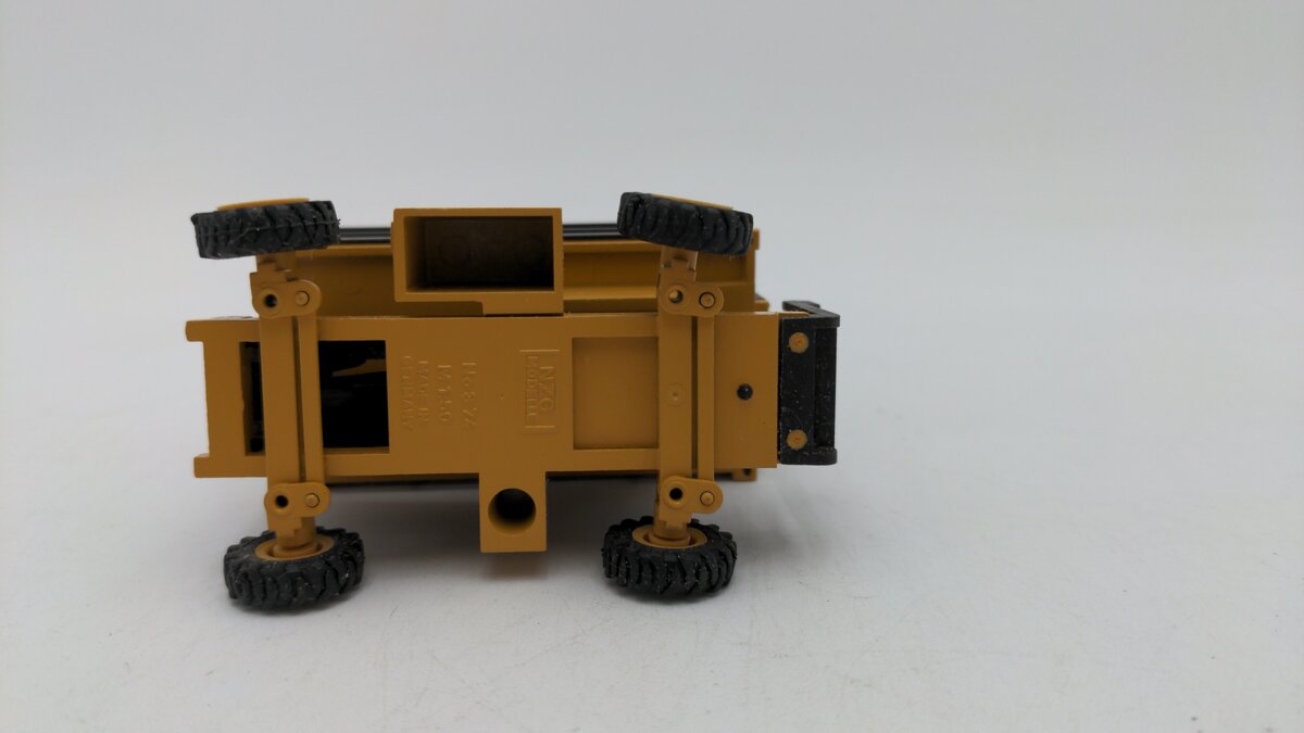 NZG 374 1:50 Scale SM 4688 Grove Manlift Super-Maxx Scissor Lift Platform VG/Box