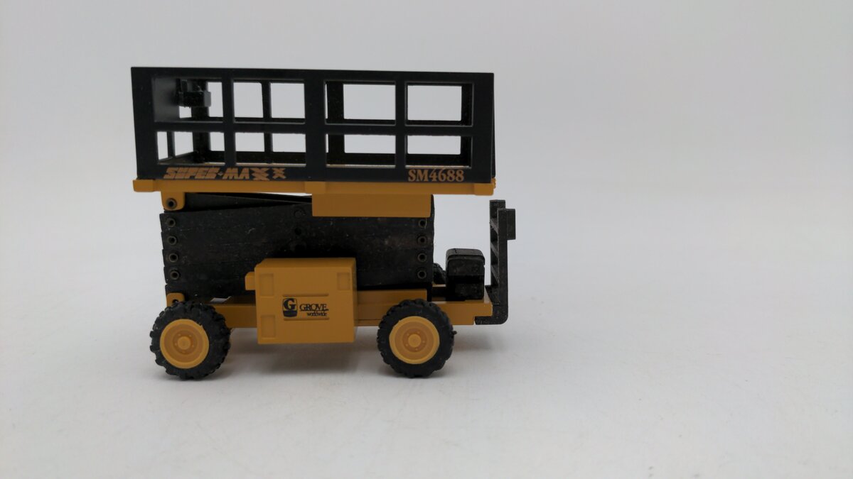 NZG 374 1:50 Scale SM 4688 Grove Manlift Super-Maxx Scissor Lift Platform VG/Box