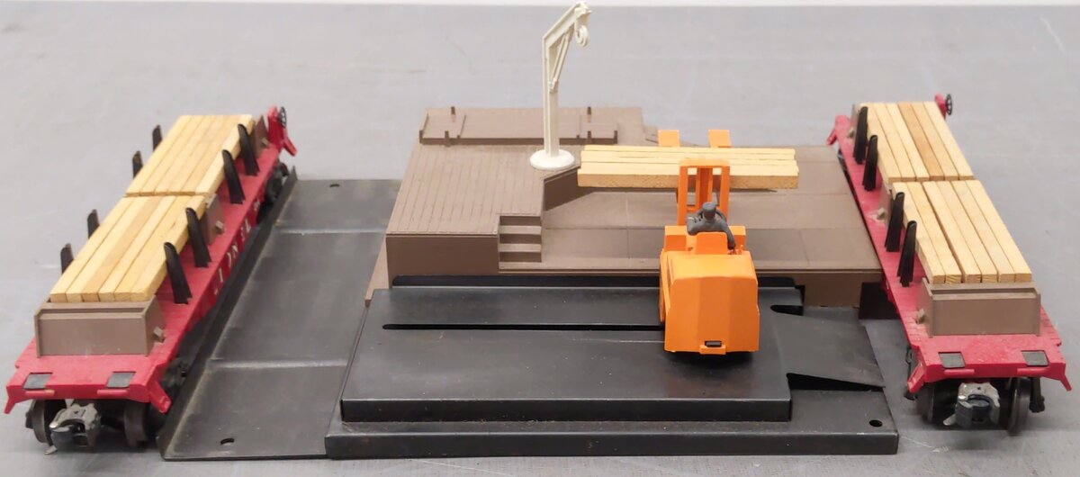Lionel 264 Vintage O Operating Forklift Platform with two 6264 Lumber Cars VG/Box