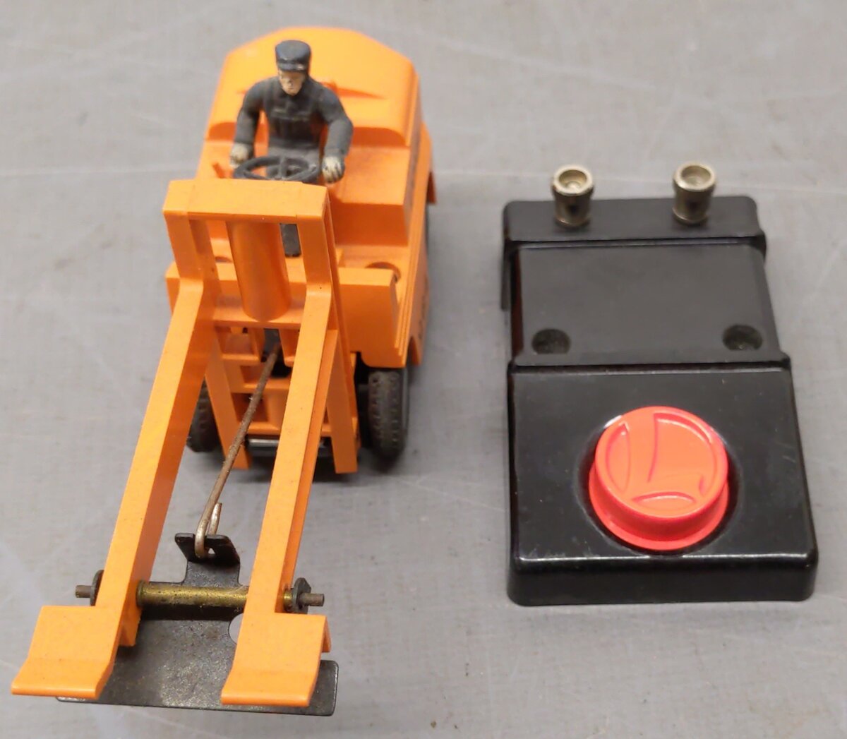 Lionel 264 Vintage O Operating Forklift Platform with two 6264 Lumber Cars VG/Box