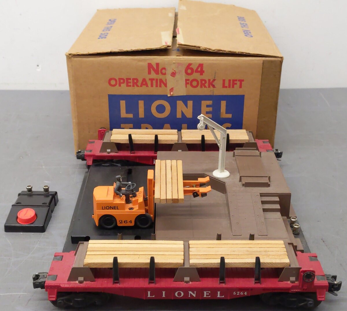 Lionel 264 Vintage O Operating Forklift Platform with two 6264 Lumber Cars VG/Box