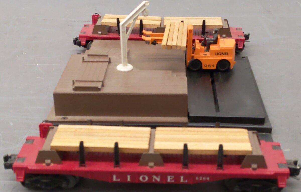 Lionel 264 Vintage O Operating Forklift Platform with two 6264 Lumber Cars VG/Box
