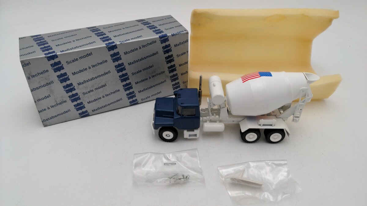 Conrad 3644 1:50 Scale Die Cast Mack Evans Cement Mixer W/USA Flag EX/Box
