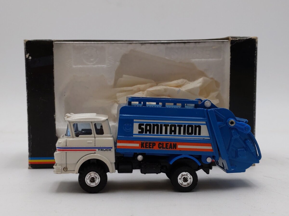 Shinsei 4220 1:60 GMC Truck Series Sanitation Truck NIB