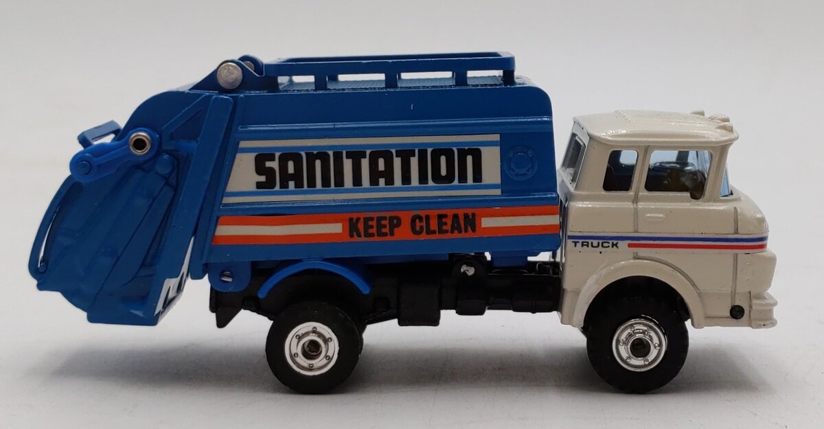 Shinsei 4220 1:60 GMC Truck Series Sanitation Truck NIB