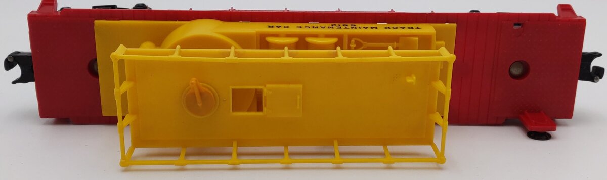 Lionel 6812 Vintage O Operating Track Maintenance Car w/Yellow Superstructure VG