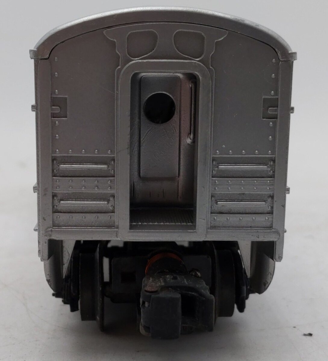 Lionel 2429 Vintage O Livingston Illuminated Passenger Car with Silver Roof VG/Box