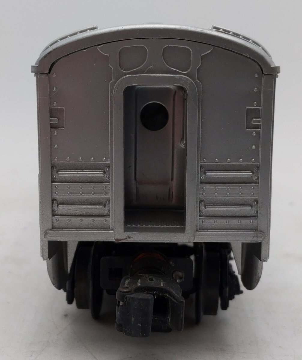 Lionel 2429 Vintage O Livingston Illuminated Passenger Car with Silver Roof VG/Box