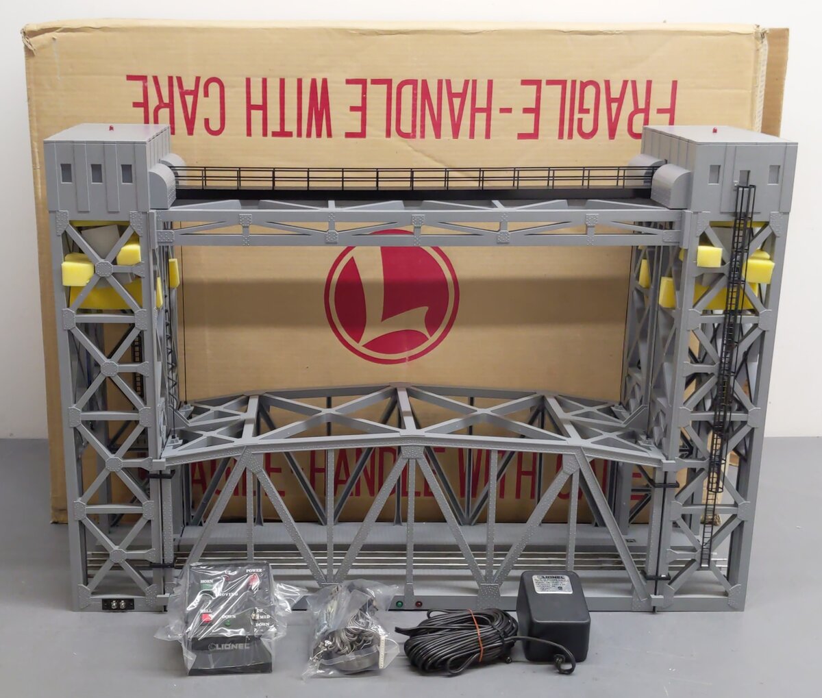 Lionel 6-12782 Operating Lift Bridge with Bell & Lights EX/Box