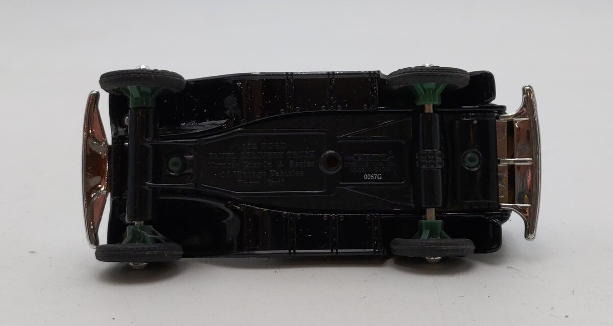 Ertl 2504 1:43 Vintage Vehicles Perfection 1932 Ford Panel Truck Die Cast Metal EX/Box
