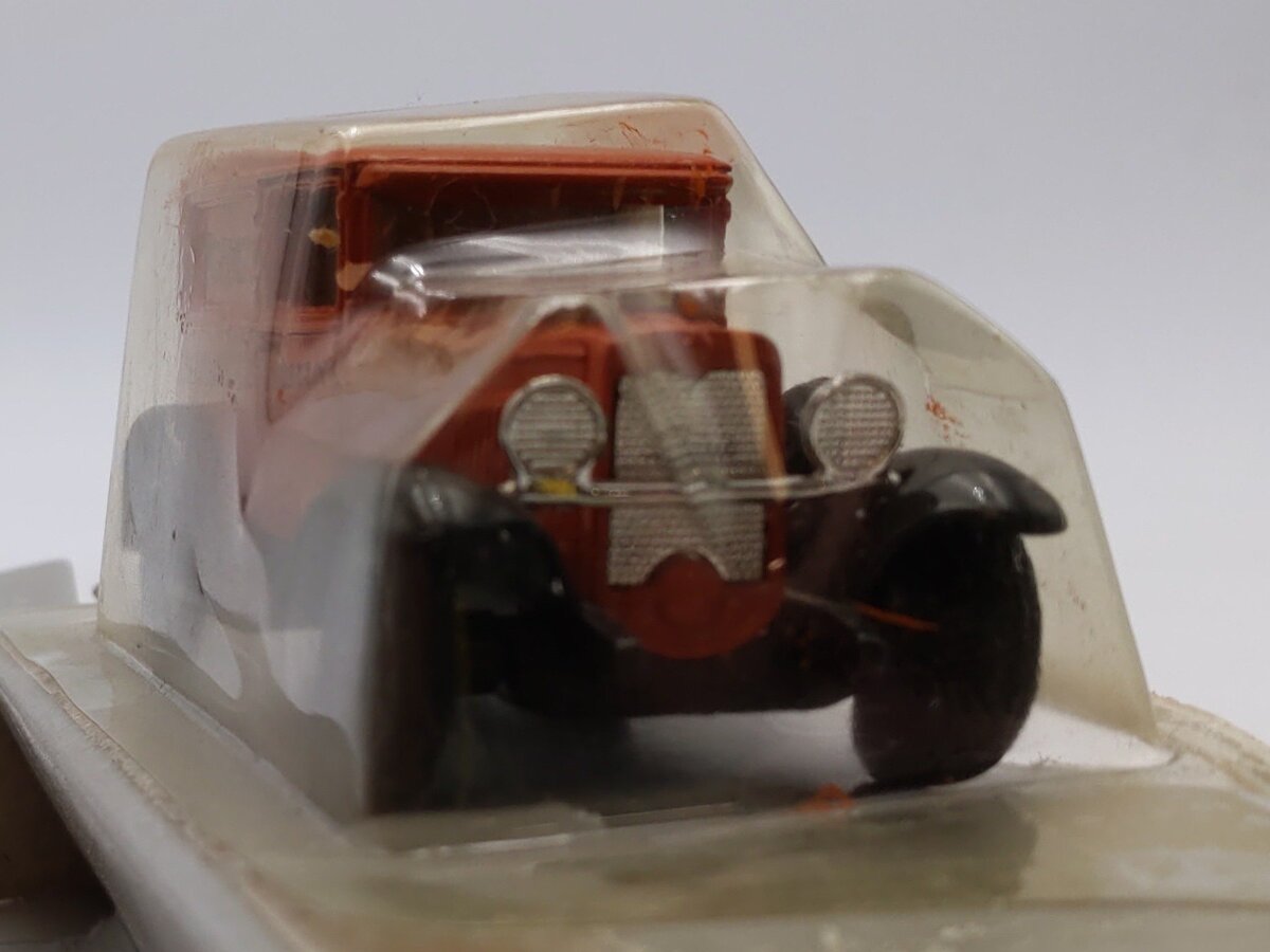 Ertl 2518 1:43 Vintage Vehicles Tan Young's Coal & Ice 1930 Chevy Truck LN/Box