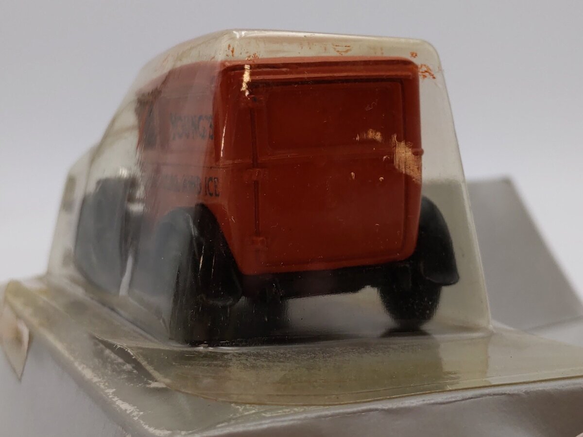 Ertl 2518 1:43 Vintage Vehicles Tan Young's Coal & Ice 1930 Chevy Truck LN/Box