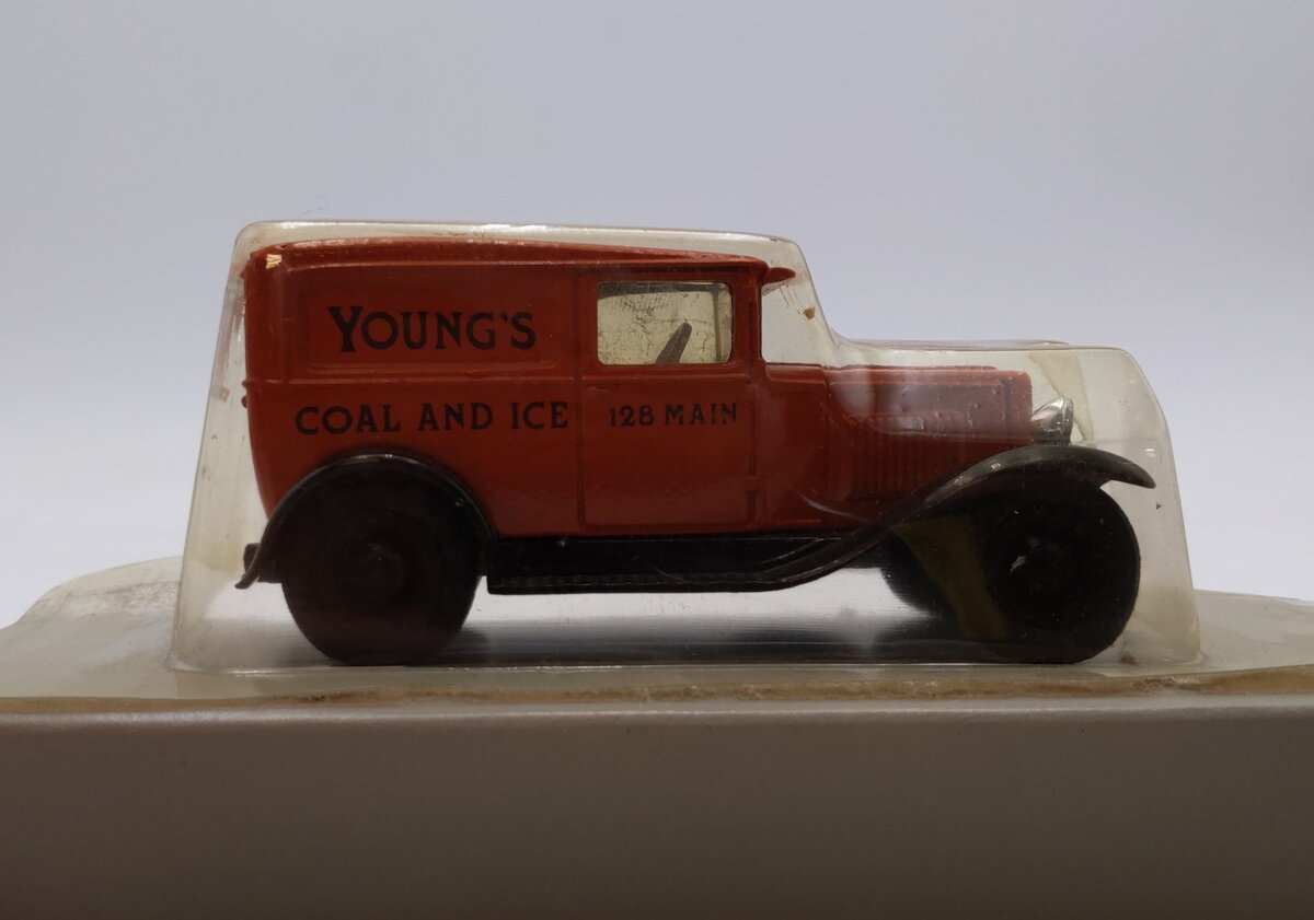 Ertl 2518 1:43 Vintage Vehicles Tan Young's Coal & Ice 1930 Chevy Truck LN/Box