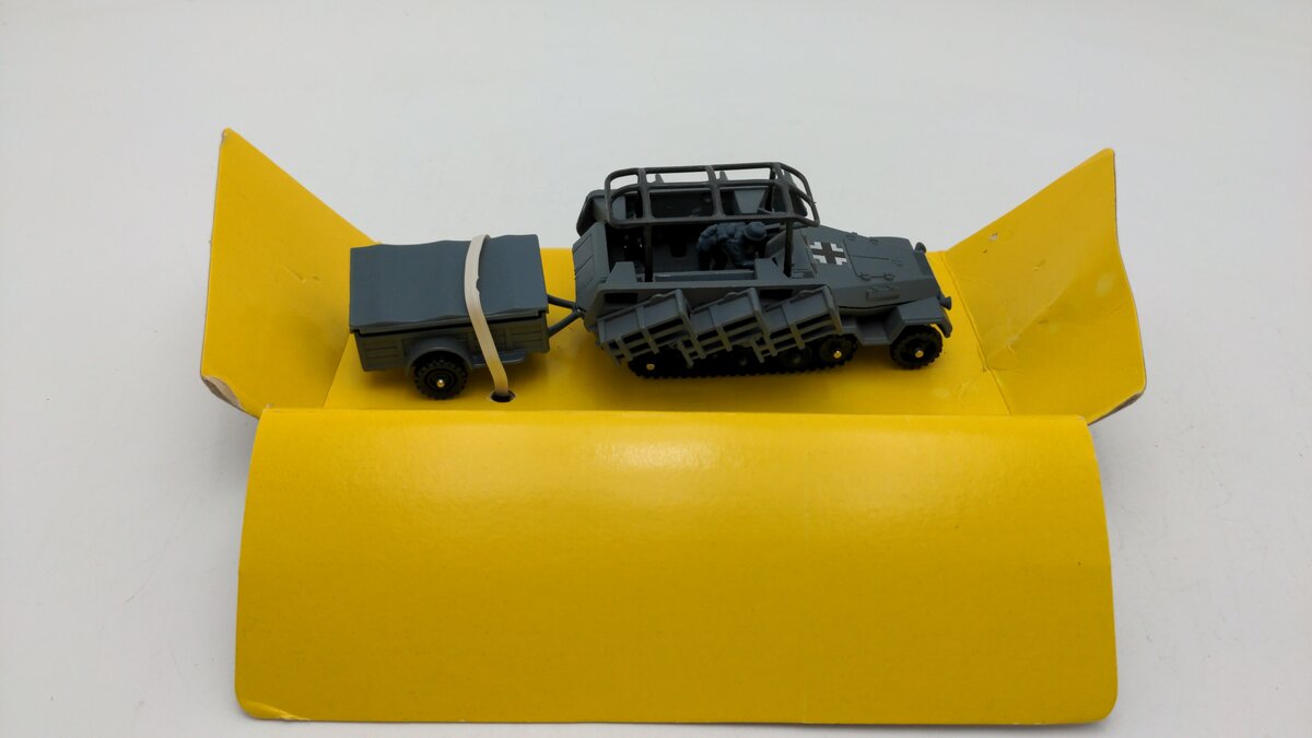 Corgi 907 Die Cast German Semi-Track Hanomog Sdkfz Rocket Launcher W/Shotman EX/Box