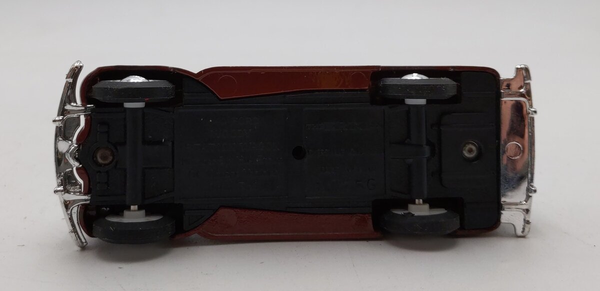 Ertl 2517 1:43 Die Cast Vintage Vehicles Whispering Pines Lodge 1940 Ford Woody EX/Box