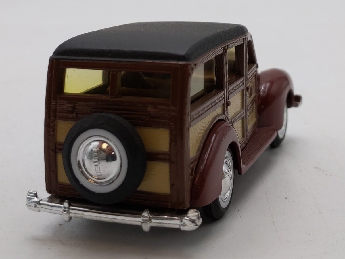 Ertl 2517 1:43 Die Cast Vintage Vehicles Whispering Pines Lodge 1940 Ford Woody EX/Box