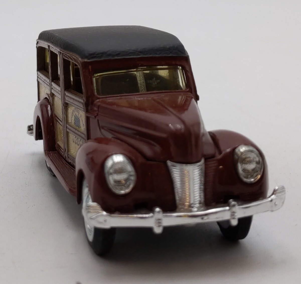 Ertl 2517 1:43 Die Cast Vintage Vehicles Whispering Pines Lodge 1940 Ford Woody EX/Box