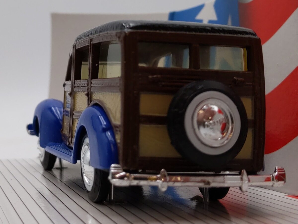 Ertl 2517 1:43 Wilson's 1940 Woody Station Wagon Classic Vehicles NIB