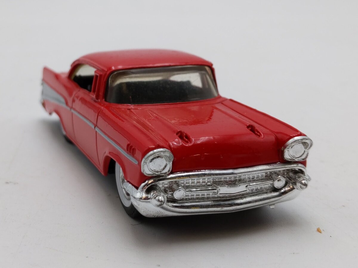 Ertl 2540 1:43 Scale Red Die Cast 1957 Chevrolet Bel Air Sport Coupe EX/Box