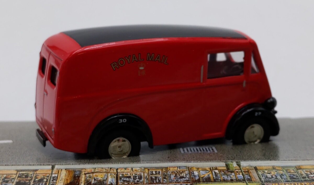 Corgi D983 1:43 Morris J Van Metropolitan Police NIB
