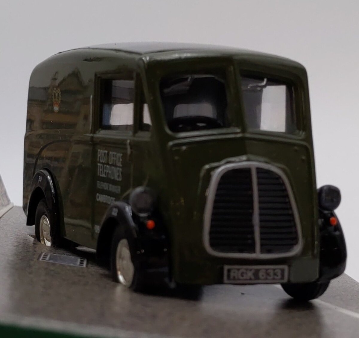 Corgi D983 1:43 Morris J Van Metropolitan Police EX/Box