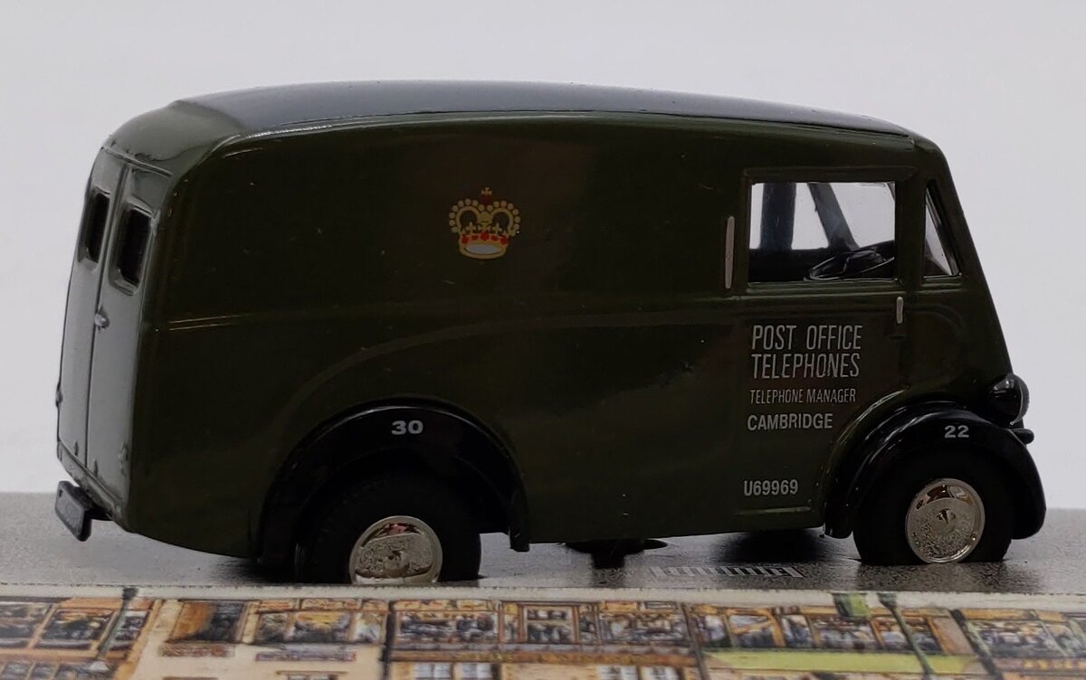 Corgi D983 1:43 Morris J Van Metropolitan Police EX/Box