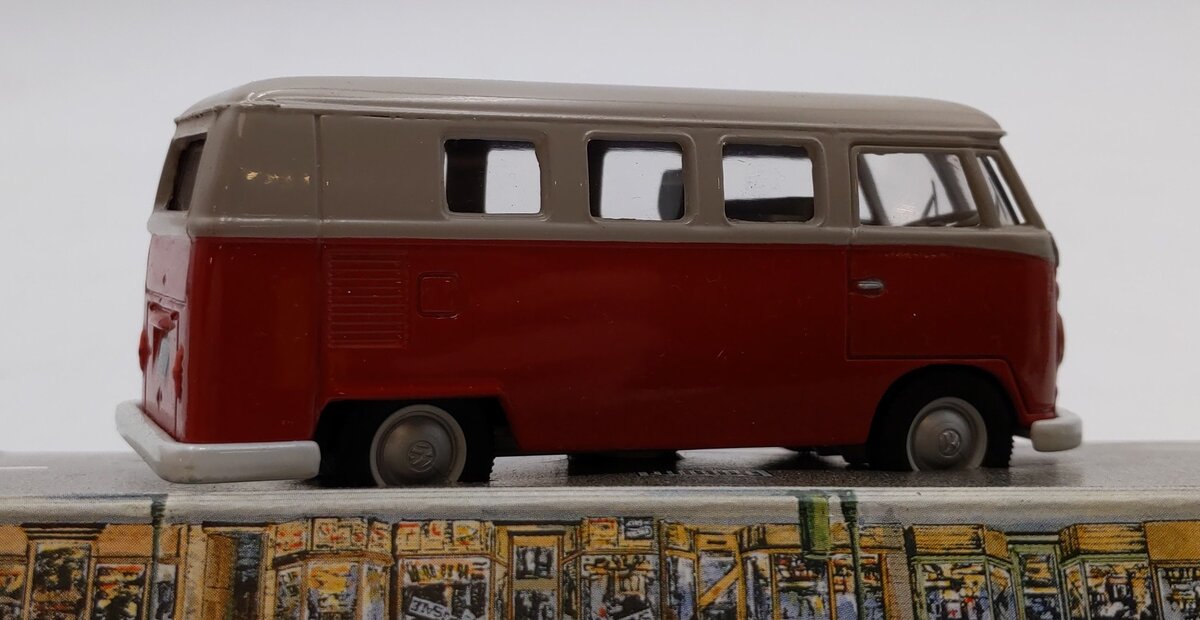 Corgi D984 1:43 Die Cast Red & Beige Volkswagen Caravanette MT/Box
