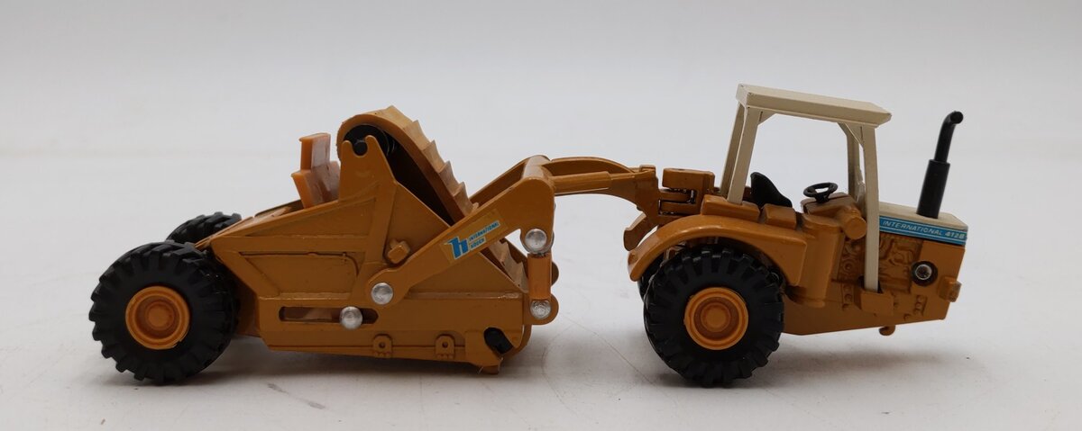 ERTL Mighty Movers 1:64 Scale International Hough Scraper #1855 LN/Box