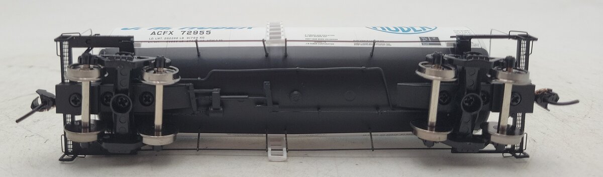 Walthers 920-100126 HO J.M. Huber JMHX 40' UTLX Funnel Flow Tank Car #72955 NIB