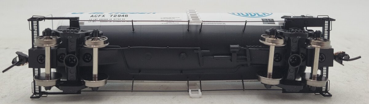 Walthers 920-100125 HO J.M. Huber JMHX 40' UTLX Funnel Flow Tank Car #72946 NIB