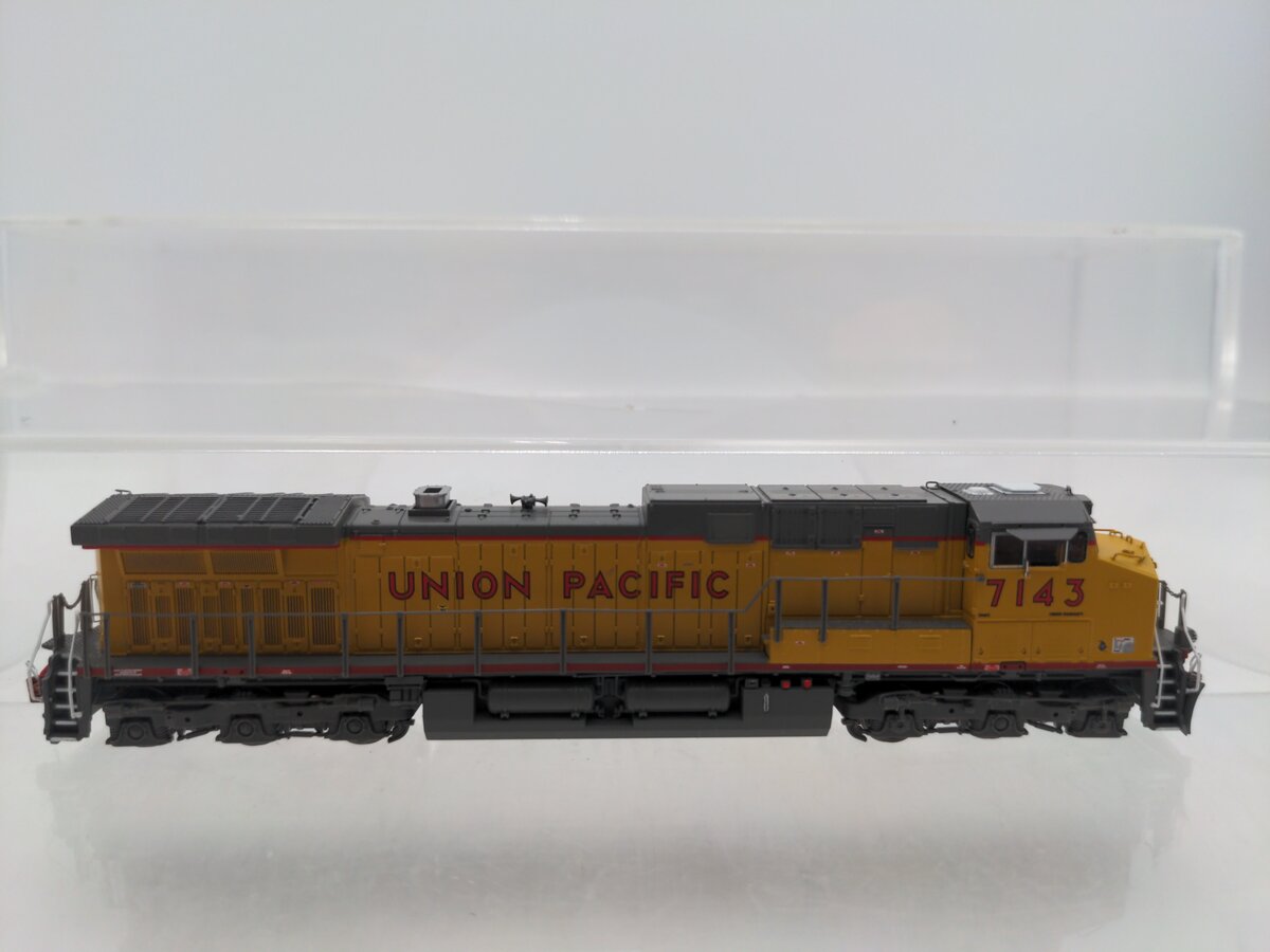 Scale Trains SXT39139 N Scale Union Pacific Diesel Locomotive #7143 LN/Box
