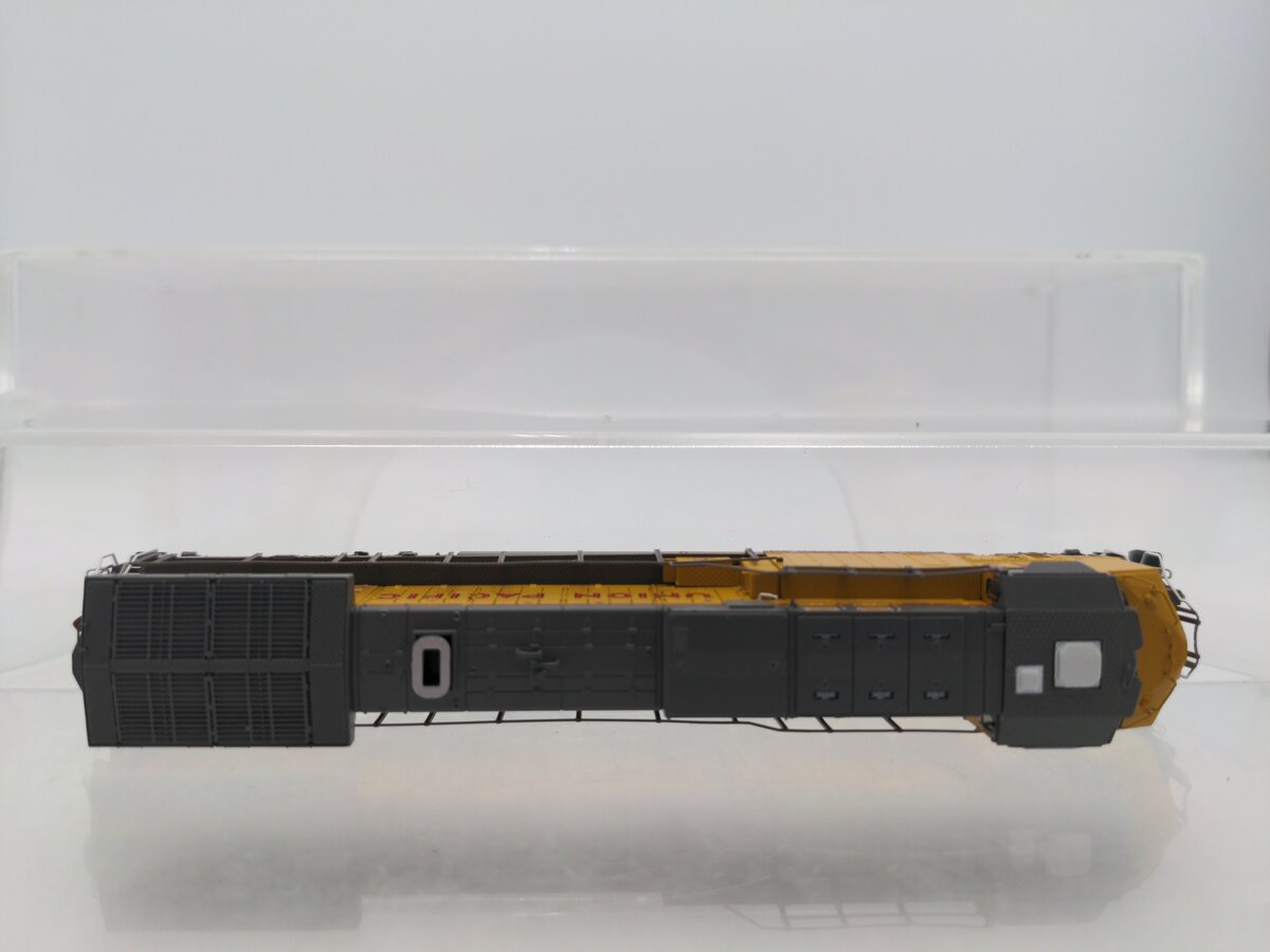 Scale Trains SXT39139 N Scale Union Pacific Diesel Locomotive #7143 LN/Box