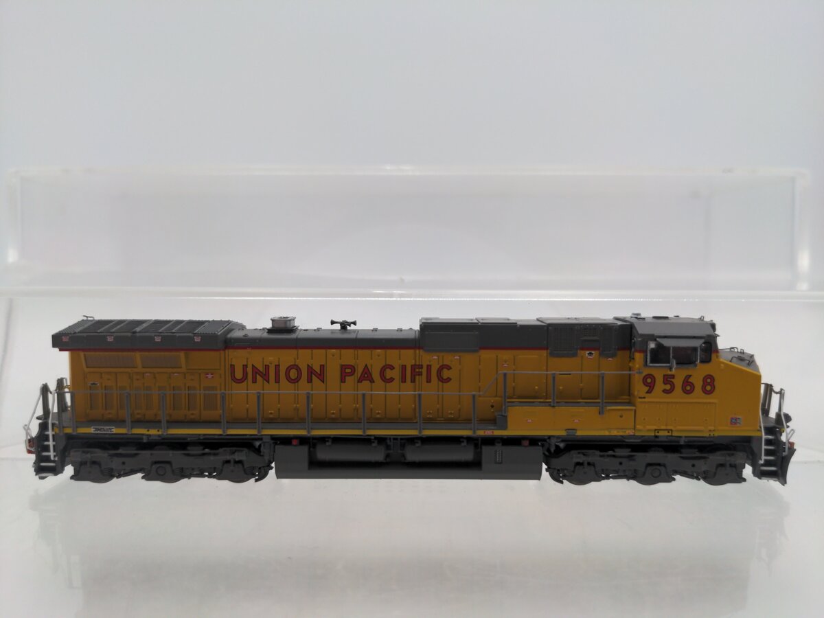 Scale Trains SXT38544 N Scale Union Pacific Diesel Locomotive #9568 LN/Box